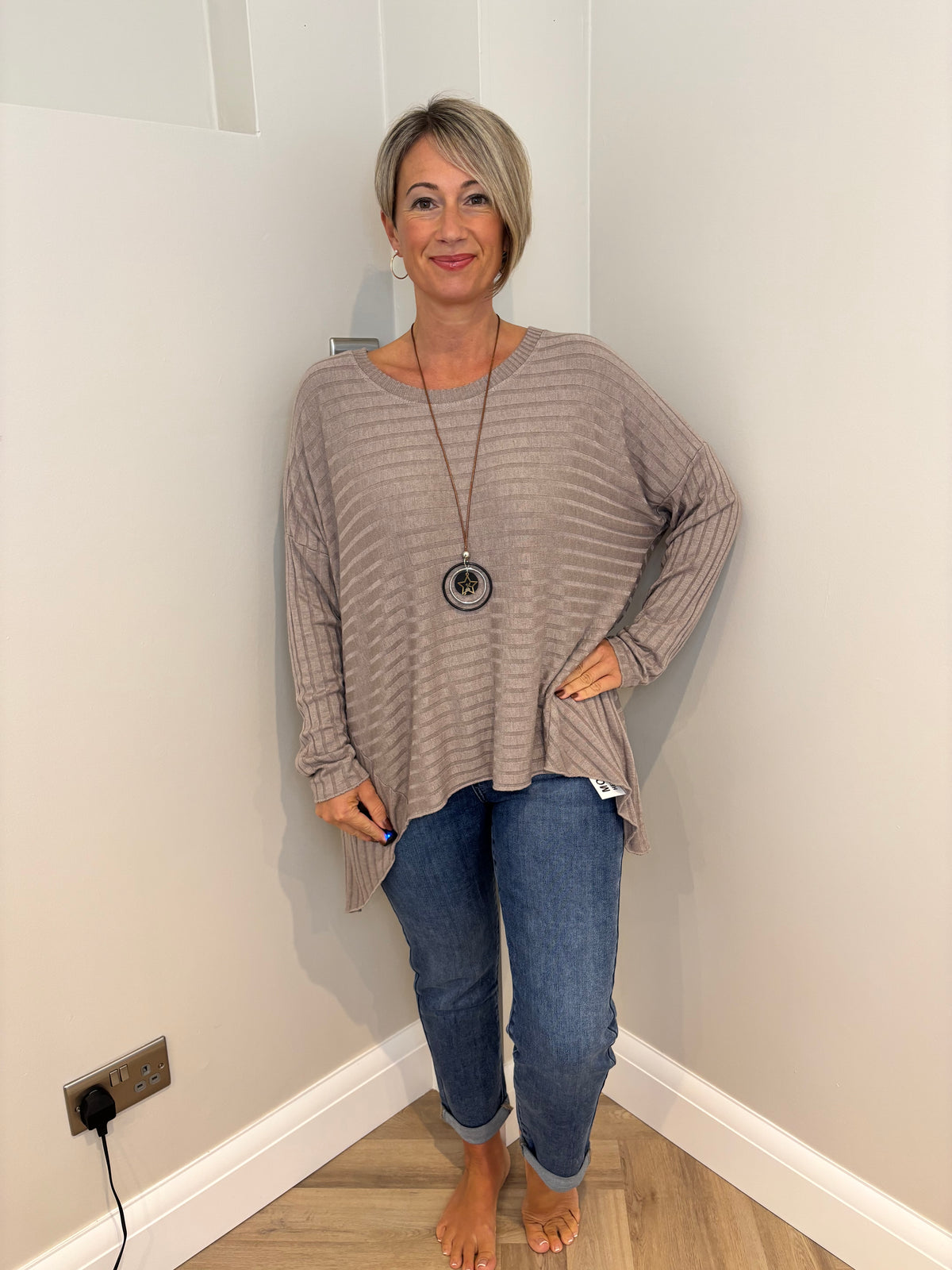 Longline Ribbed Top with Necklace in Mocha