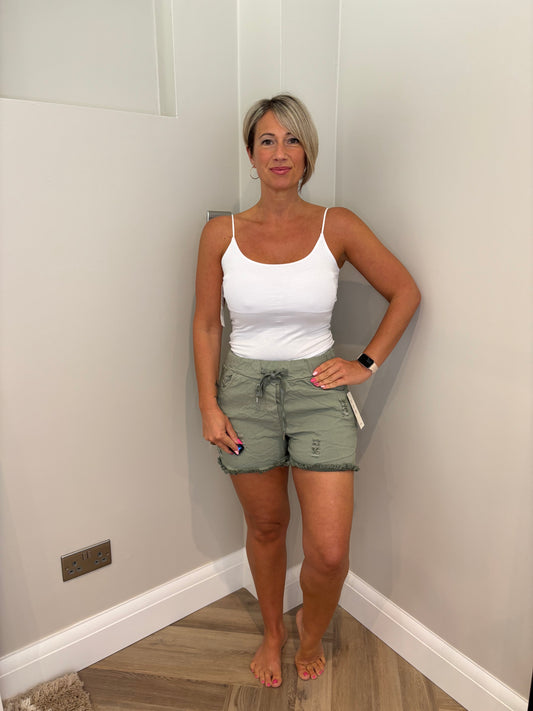 Fray Pocket Shorts in Khaki